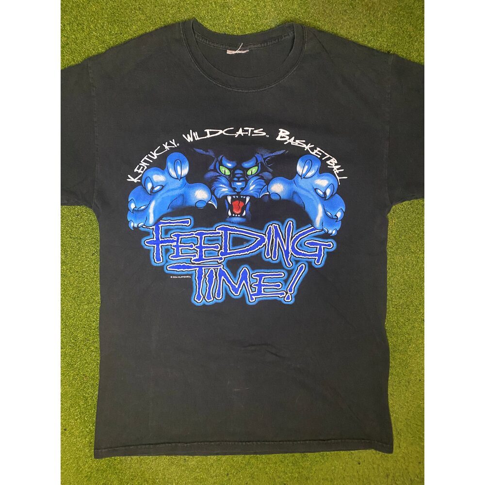 2004 Kentucky Wildcats - Feeding Time - Vintage College T Shirt (Medium)